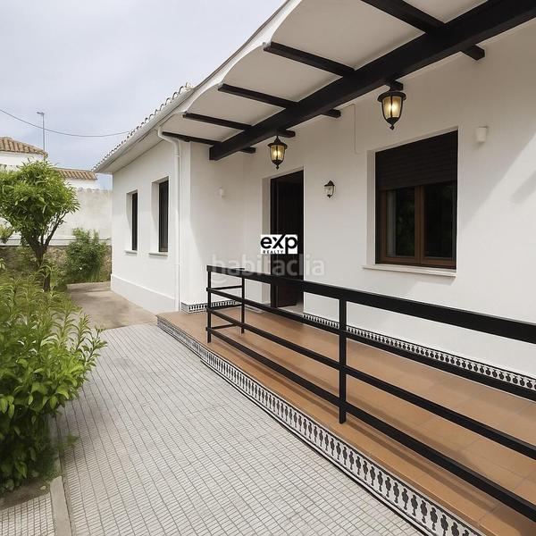 Foto ef4727f3-e114-42bf-be01-d2f92424faea. Chalet en paseo del parque 2 chalet amplio con jardín y garaje en el centro , frente al parque en Madroñera