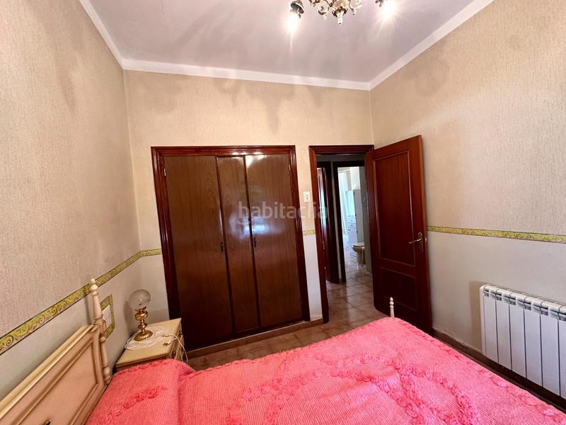 Foto f26f1a85-fe8d-4e85-935d-a0721087d70d. Chalet en paseo del parque 2 chalet amplio con jardín y garaje en el centro , frente al parque en Madroñera