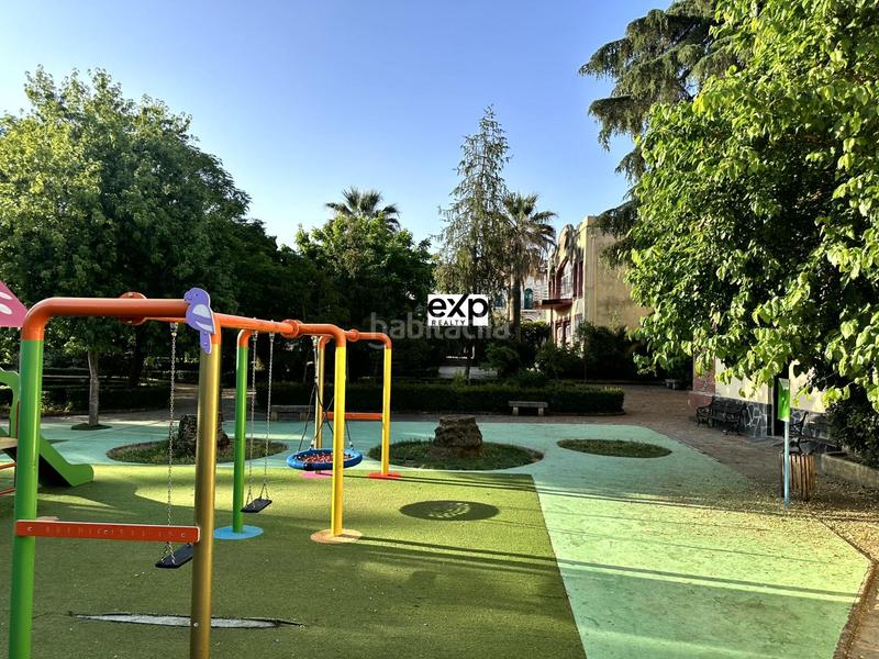 Foto f32466fd-42b6-4cf6-9977-88ea10fc21be. Chalet en paseo del parque 2 chalet amplio con jardín y garaje en el centro , frente al parque en Madroñera