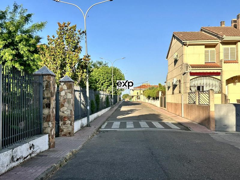 Foto fc11232d-60a1-406e-a2a3-c8b18741f132. Chalet en paseo del parque 2 chalet amplio con jardín y garaje en el centro , frente al parque en Madroñera