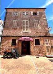 Masia  Carrer fondo. Casa señorial histórica  unidad comercial  viviendas  2 vivienda