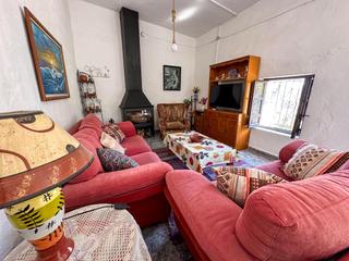 Casa a Calle sierra 13. Casa de pueblo con encanto andaluz en instinción  patio, chimene