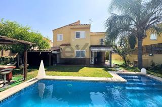 Casa  Joaquin turina. Casa independiente con piscina y acceso a club social en la reva