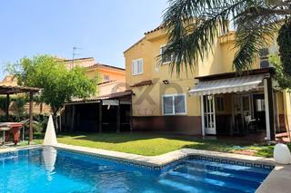 Haus  Joaquin turina. Casa independiente con piscina y acceso a club social en la urba