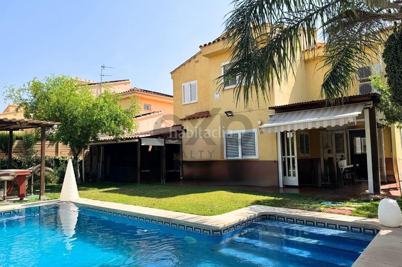 Foto 44b5afce-0bc1-4d8b-badb-0544141417aa. Casa amb calefacció aparcament piscina a Riba - roja de Túria