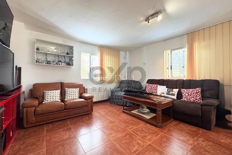 Foto 544dfea8-19e0-4634-8d69-c2a2d5c94237. Casa amb calefacció aparcament piscina a Riba - roja de Túria