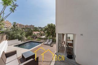 Chalet à Passeig miramar 2. Elegante villa mediterránea con vistas al mar en vallpineda, sit