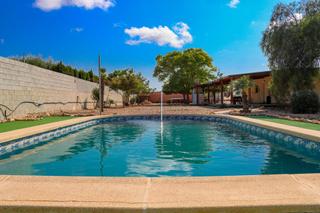 House in Zona Carrefour - Urbanizaciones. Chalet independiente con piscina y zona de barbacoa en torreviej