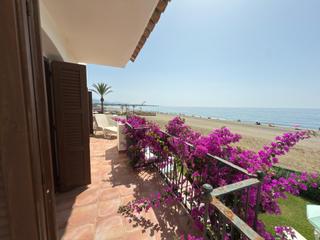 Casa aparellada a Urbanizacion villacana. Primera línea de playa en estepona ubicación privilegiada, vende