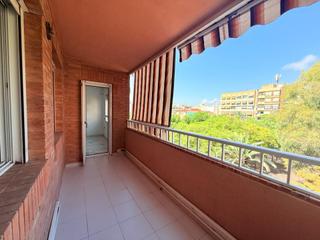 Appartement à Plaza de navarro rodrigo 2. Tu nuevo hogar en el corazón de alicante, con terraza y luz todo