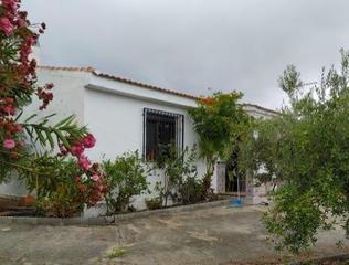 Masia a Ítrabo. Cortijo con 16.700 m de terreno, árboles frutales, piscina y viv