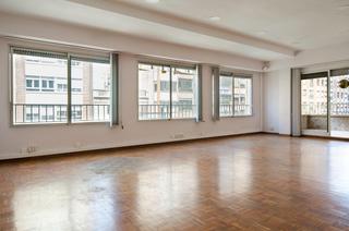 Piso  Plaza de clavé. Espacioso piso esquinero en edificio representativo