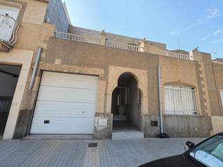 Casa  Calle calle de la diagonal. Casa con gran potencial en zona tranquila  terraza, azotea y gar