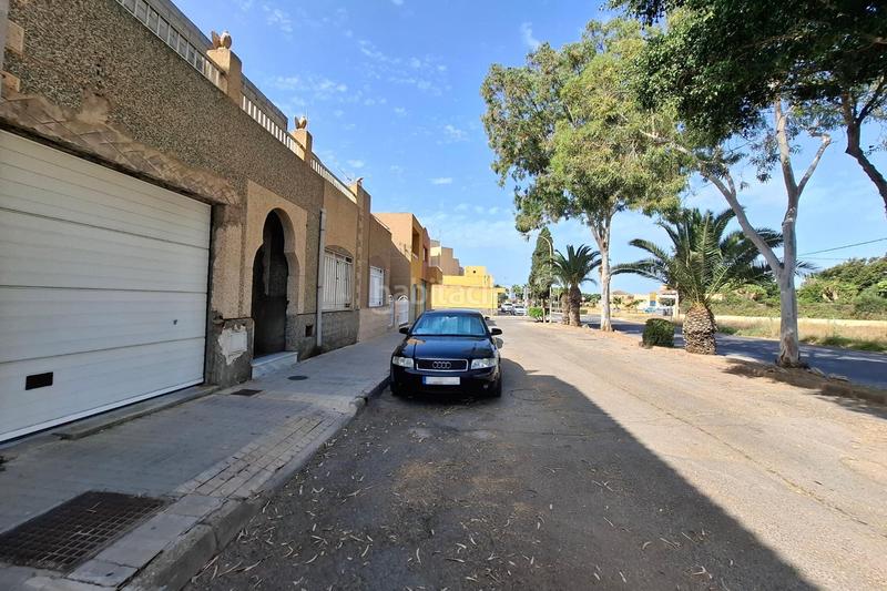 Foto b8aa74c9-554c-4847-975f-e607e6c95a41. Casa  con gran potencial en zona tranquila terraza, azotea y garaje en Ejido (El)