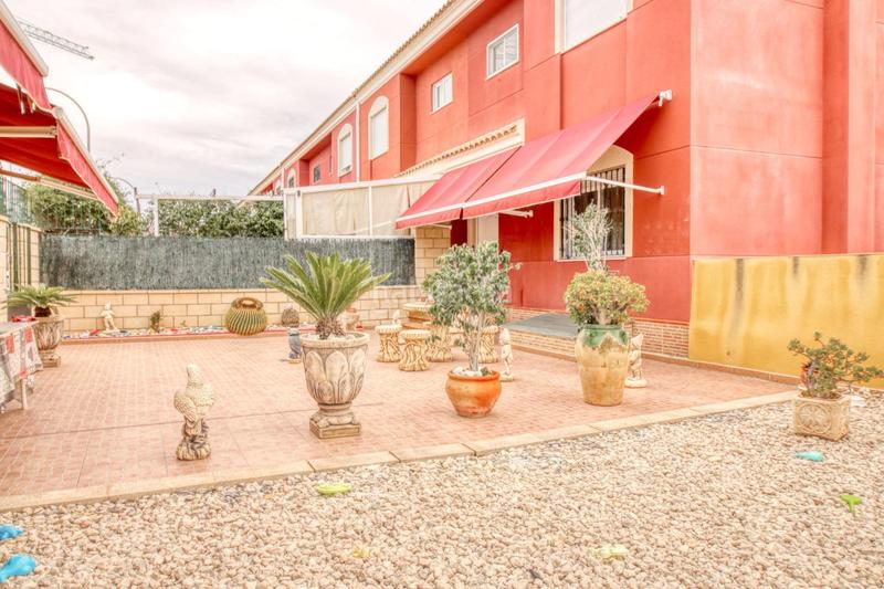 Foto b6c366aa-e78c-45f3-a76d-0f48c3f83574. Chalet avec parking dans Albatera