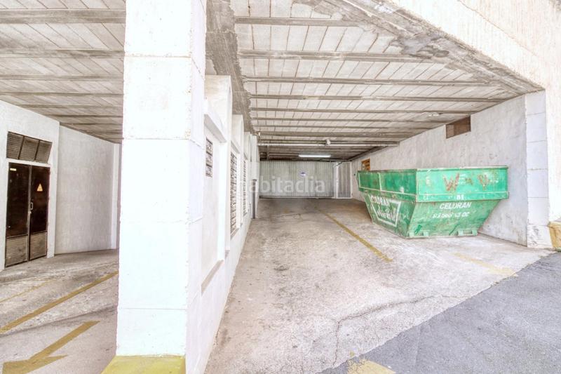 Foto 0298379e-cd20-416d-ae79-3a50fd2f3642. Aparcament cotxe a Calas Santiago Bernabeu Santa Pola