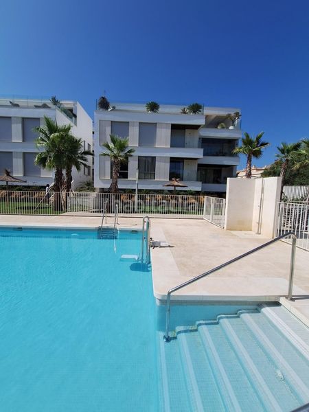 Foto 8eee01ec-8ba3-4143-ad42-7d0f59100e64. Pis amb calefacció aparcament piscina a Real de Zaragoza Marbella
