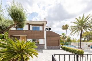 Chalet in Riba - roja de Túria. Chalet reformado con 6 habitaciones y piscina climatizada en urb