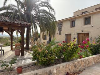 Maison jumelée à Monòver. Finca reformada con terreno en monóvar  5 dormitorios, 4 baños,