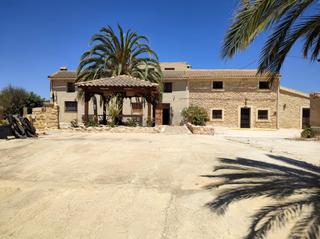 Casa aparellada a Monòver. Finca reformada con terreno en monóvar  5 dormitorios, 4 baños,