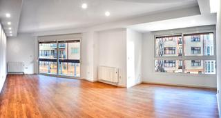 Location Appartement  Calle perez bayer. Piso de diseño en calle colón  3 habitaciones, terraza con vista