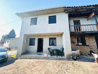 Casa a Fresneu 1. Casa de pueblo mas tres fincas y cuadra