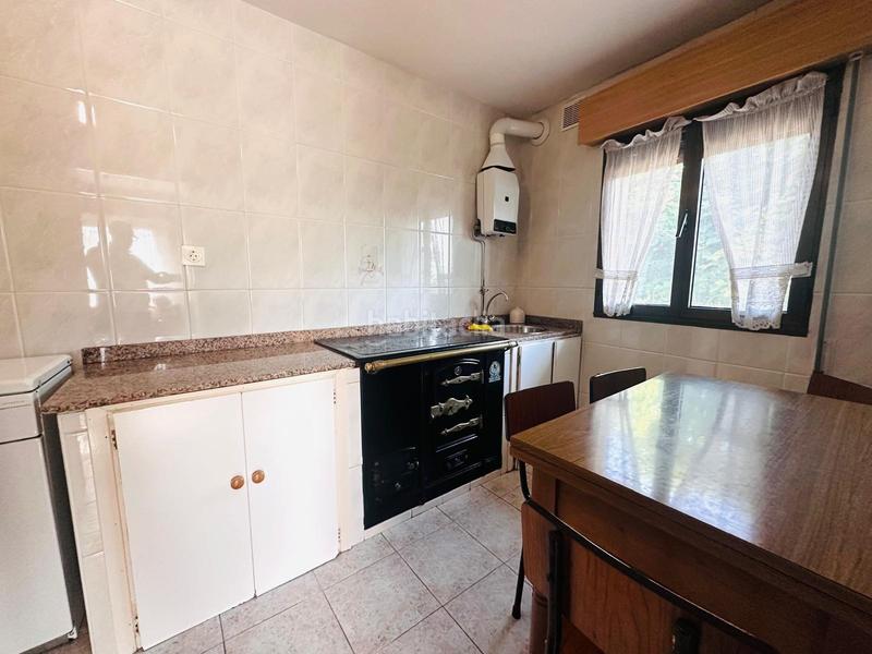 Foto 8abb66fe-3586-474d-8871-851b061ae3a2. Casa en fresneu 1 casa de pueblo mas tres fincas y cuadra en Cabranes