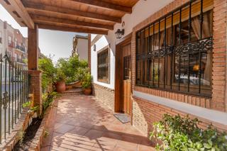 Xalet a Peligros. Espectacular chalet unifamiliar con diseño exclusivo, calidades