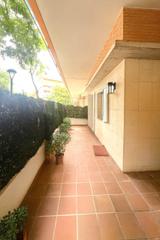 Appartement à Llorenç vilallonga 4. Planta baja con gran jardín y terraza en vall de larrabassada  l
