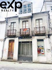 Haus in Calle basanta silva 5. Impresionante casa y local comercial en el centro de vilalba