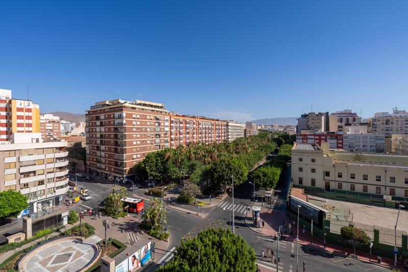 Foto 7036ceaf-29af-4338-b80e-e624cb5132e7. Alquiler piso se alquila amplio y luminoso piso con terraza en el centro de almeria en Almería