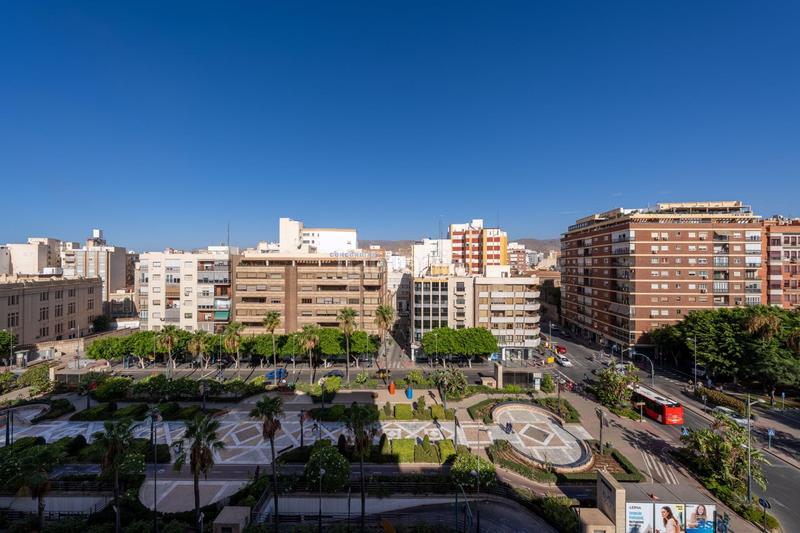 Foto bcb49635-eee4-4a8f-8f56-f93a26630fbb. Alquiler piso se alquila amplio y luminoso piso con terraza en el centro de almeria en Almería