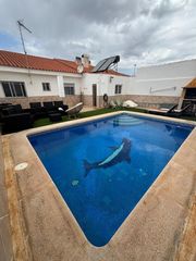 Casa adossada a Calle maria de zayas-b santiago 28. Chalet exclusivo en miranda con piscina privada posibilidad de p