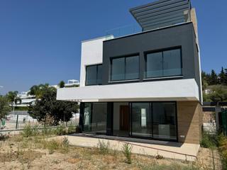 Chalet  Calle del granate. Exclusiva villa de diseño en estepona  zona atalaya