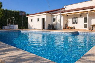 Chalet in Calle hormiguita 15. Chalet único en carretera del aeropuerto cerca de córdoba