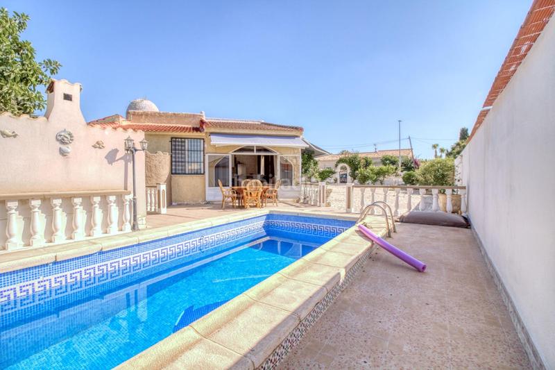 Foto 34ea27ca-8361-4557-b2d2-cb71ae78096d. Chalet vivienda independiente con parcela privada en el corazón de ciudad quesada en Rojales