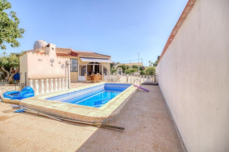 Foto 3ddf6c5f-4d83-4af7-8259-ea52a50934d8. Chalet vivienda independiente con parcela privada en el corazón de ciudad quesada en Rojales