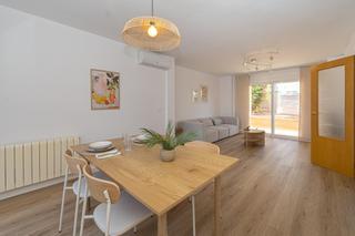 Casa adosada  Calle llampuga. Magnífico chalet pareado totalmente amueblado con piscina privad