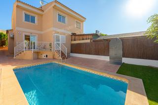 Maison jumelée  Calle llampuga. Magnífico chalet pareado totalmente amueblado con piscina privad