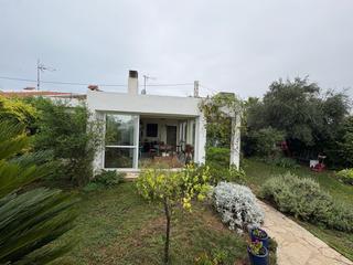 Casa aparellada a Cortes-Huertas. Chalet esquinero para disfrutar del jardin todo el año
