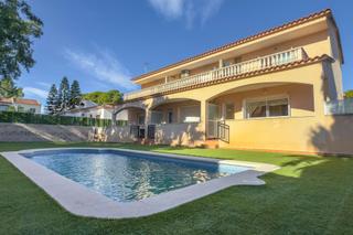 Casa bifamiliare  Agli de l' 9. Una casa para disfrutar todo el año en via marina  montroig del
