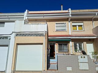 Maison jumelée à Casco Urbano. Adosado de 4 habitaciones en vinaròs