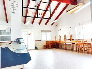 Casa  Calle de nicolás salmerón. Vivienda de 5 habitaciones y un negocio