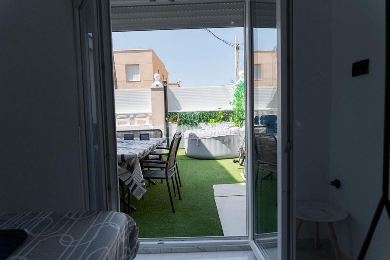 Foto 616f560c-ebfa-4c52-af66-92947c01bb42. Xalet amb aparcament a calas Santa Pola este Santa Pola