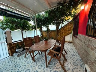 Maison à Calle de helena 772. Encantadora planta baja con terraza privada, piscina y todo el e