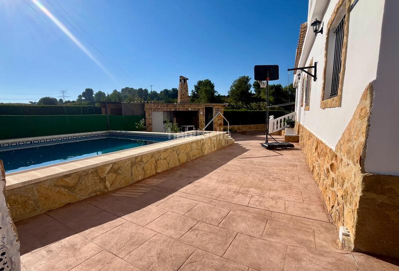 Foto ff4d1ab9-f203-4eb0-b35f-4c138868664e. Xalet amb aparcament piscina a Montroy