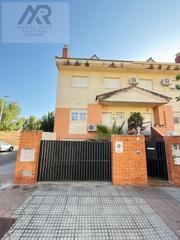 Reihenhaus  Calle miliarium del. Espectacular chalet adosado de esquina en las abadías mérida nue