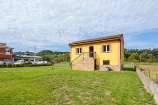 Casa a Barrio iría nargua 58. Encantadora casa con terreno en villamayor piloña  asturias