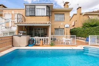 Semi detached house in Urbanizaciones. Espectacular chalet en rivas de 5 dormitorios, chimenea y piscin