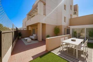 Piso  Jj mm atenas 1991 (ty). Bajo con gran jardín privado y terraza en residencial con piscin